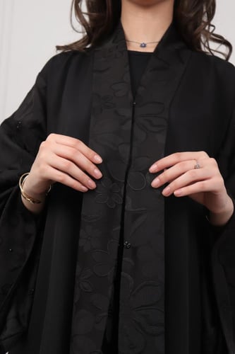 عباية سوداء فاخرة بنقوش زهرية وياقة طويلة