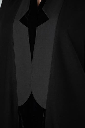 عباية التفتة السوداء بلمسة مخملية