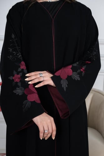 عباية كريب فيراري أنيقة وفاخرة بأكمام مربعة ومبطنه