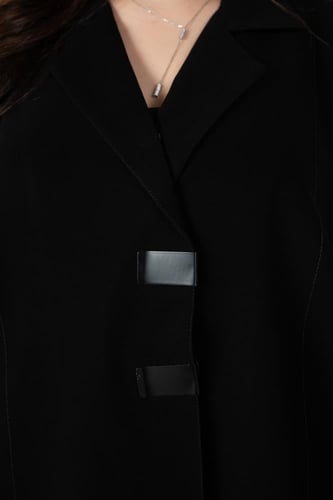 عباية كريب سوداء بتصميم عملي وأنيق