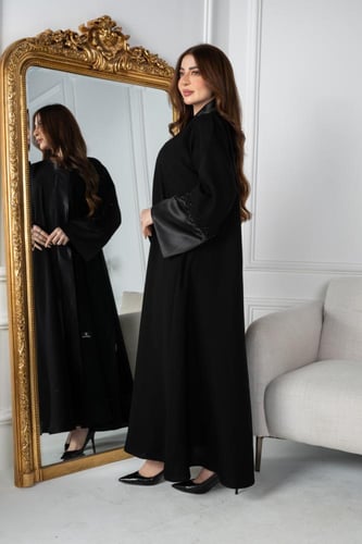 عباية أنيقة مع ياقة مميزة وأكمام مطرزة بالخرز