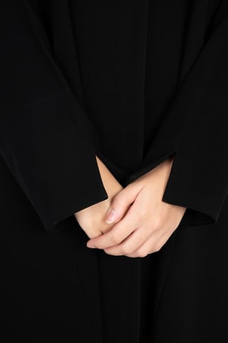 عباية كريب سوادها فاحم درجة أولى وأكمام عادية بقصة...