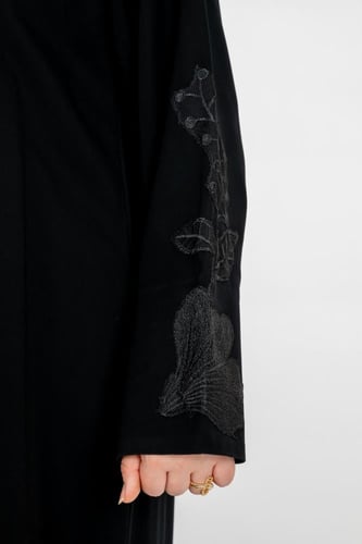 عباية كريب فيراري سواد فاحم لف نص كلوش تطريز ورود...