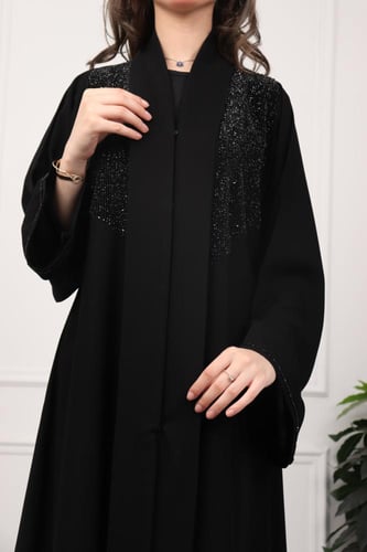 عباية نصف القمر: فن الإتقان والتميز"