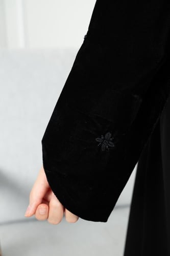 عباية كريب فخامة مع مخمل كريتيون وشك يدوي على أطرا...