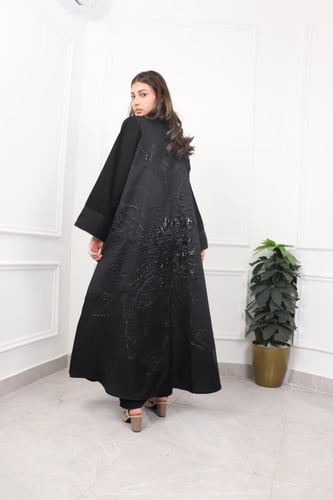 عباية سوداء أنيقة بتفاصيل زخرفية مميزة