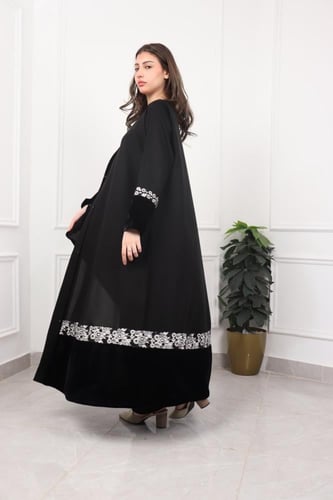 عباية زاهية بتطريز أبيض على أسفل العباية واليد