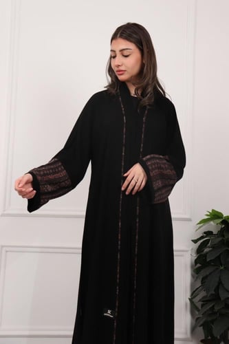 عباية سوداء بلمسات كشميرية أنيقة