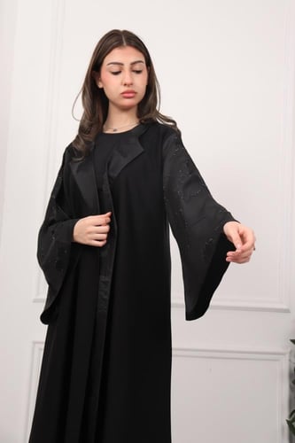 عباية سوداء بتطريز ورقة شجر مزينة بالفصوص