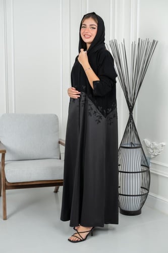 عباية كريب فاخرة بسواد فاحم وتفته سافانا بأكمام مط...