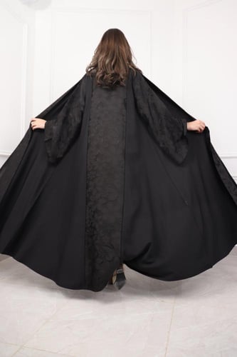 عباية سوداء فاخرة بنقوش زهرية وياقة طويلة