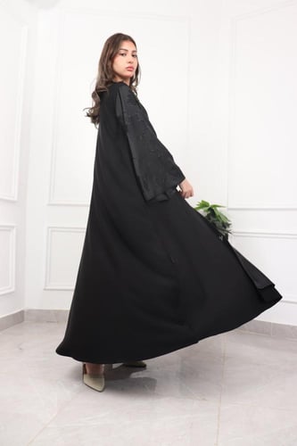 عباية سوداء بتطريز ورقة شجر مزينة بالفصوص