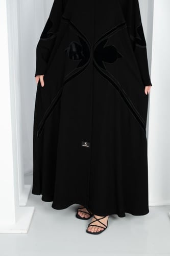 عباية كريب ملكي مع مخمل وأكمام مربعة مرسومة بمخمل