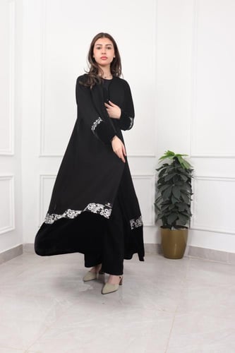 عباية زاهية بتطريز أبيض على أسفل العباية واليد