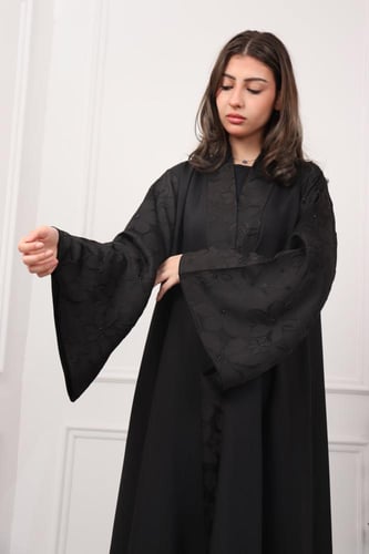 عباية سوداء فاخرة بنقوش زهرية وياقة طويلة