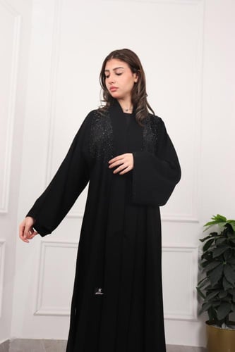 عباية نصف القمر: فن الإتقان والتميز"