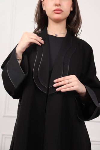 عباية سوداء أنيقة بتفاصيل زخرفية مميزة