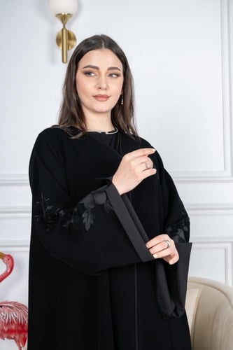 عباية كريب فيراري أنيقة وفاخرة بأكمام مربعة ومبطنه