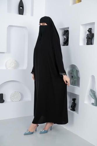 عباية رأس بكلفة ترتر على حواف الاكمام