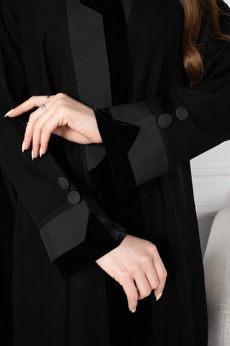 عباية التفتة السوداء بلمسة مخملية