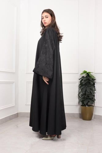 عباية سوداء فاخرة بنقوش زهرية وياقة طويلة