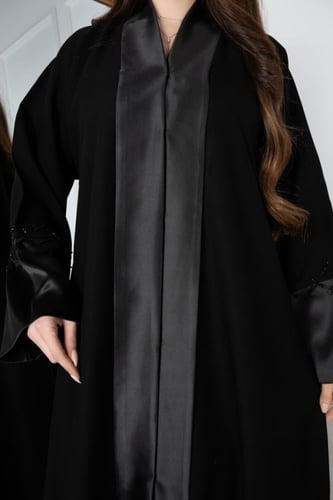 عباية أنيقة مع ياقة مميزة وأكمام مطرزة بالخرز