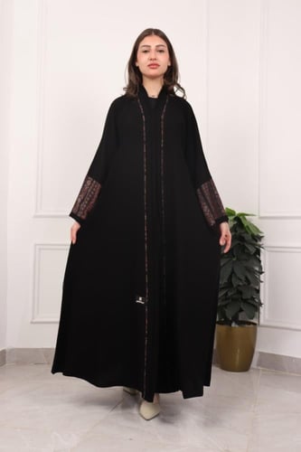 عباية سوداء بلمسات كشميرية أنيقة