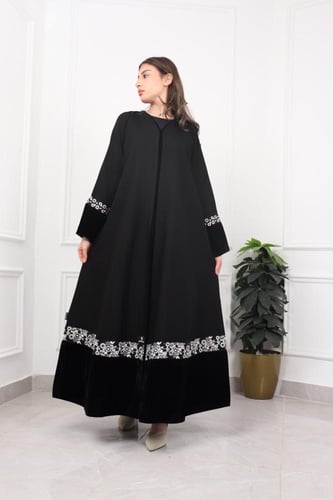 عباية زاهية بتطريز أبيض على أسفل العباية واليد