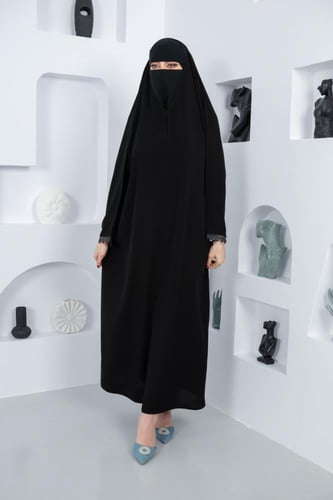 عباية رأس بكلفة ترتر على حواف الاكمام