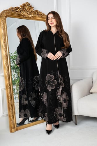 عباية كريب سوداء بتطريز زهور أنيق ولمسات خرز راقية