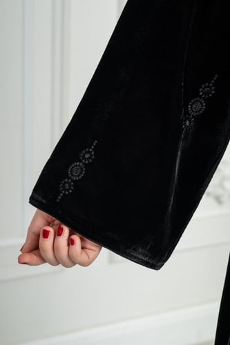 عباية مخمل تيجان بتطريز فاخرة