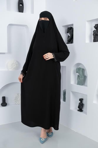 عباية رأس بكلفة ترتر على حواف الاكمام