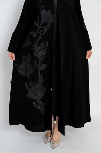 عباية كريب فيراري سواد فاحم لف نص كلوش تطريز ورود...