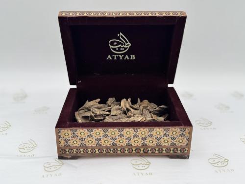 أوقية عود هندي موري فاخر داخل صندوق خشبي مصنوع ومرسوم يدويًا بفن الخاتم .