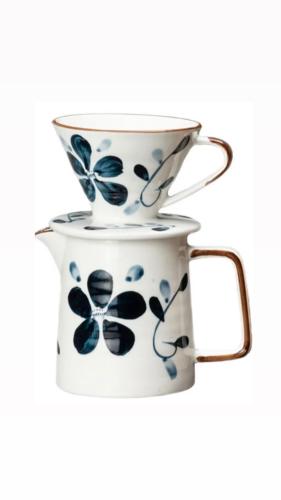 طقم V60 ابيض بورود زرقاء