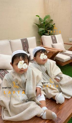 طقم المواليد ثوب مع بشت بتصميم حصري