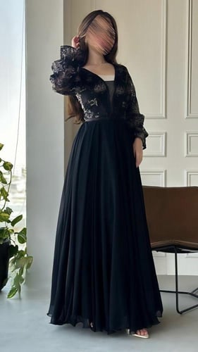 فستان أسود بفصوص