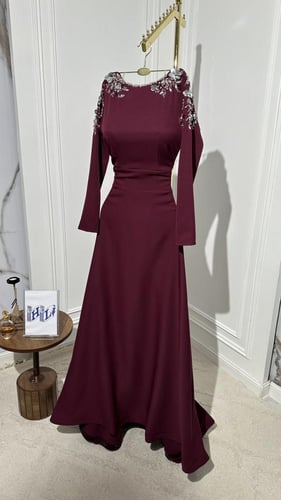 فستان الوردة المطرزة