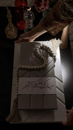 صينية خشبية مزينة بسبحة