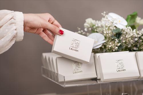 بوكس يحتوي على قطعتين من الشوكلاتة السويسرية الفاخ...