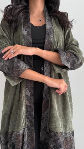 عباية قطيفة بتصميم أنيق