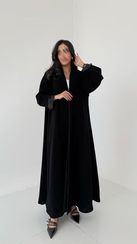 عباية كريب ملكي أسود