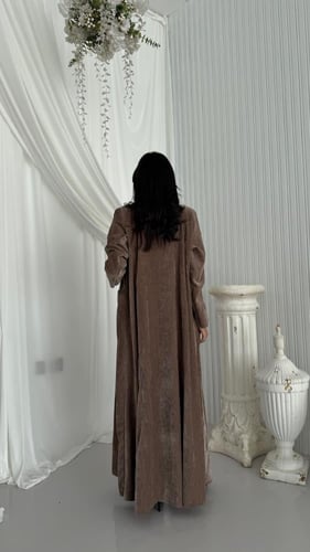 عباية مخمل قطيفة بجيوب أمامية بني