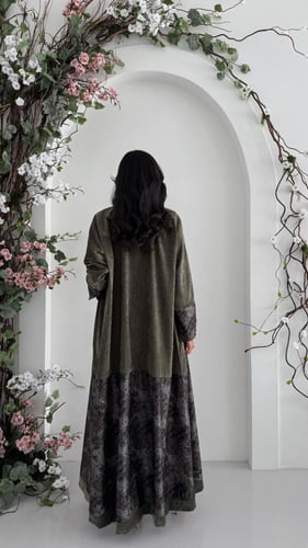 عباية قطيفة بتصميم أنيق