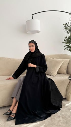 عباية كريب ملكي أسود