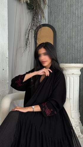عباية شيفون بتطريز الأطراف عنابي