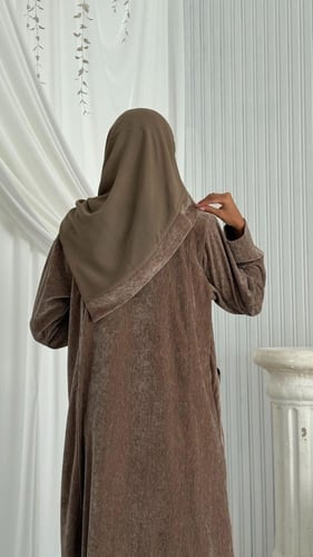 عباية مخمل قطيفة بجيوب أمامية بني