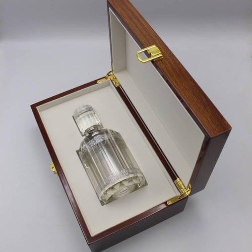 كرستال فاخر بنقش فضي يأتي داخل صندوق خشبي فخم حجم...