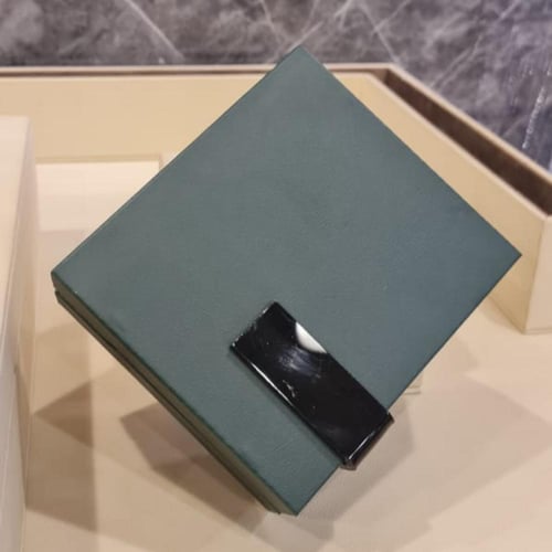صندوق فاخر مقسم يحتوي على توله 3 مل ومكان لحفظ الع...