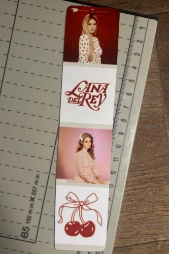 فاصل كتب للانا ديل راي بطباعة امام وخلف